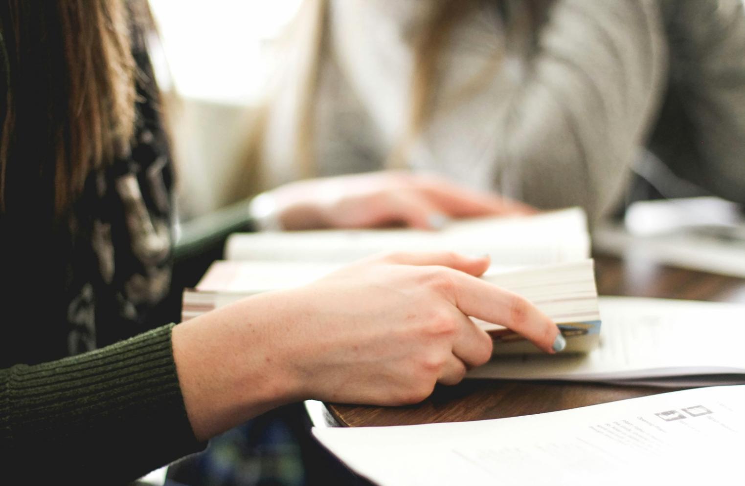 Persona planificando finanzas con herramientas flexibles